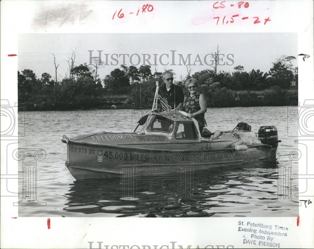 1983 Press Photo Don and Shirley Watson Docked their canoe in Tarpon Springs - Historic Images