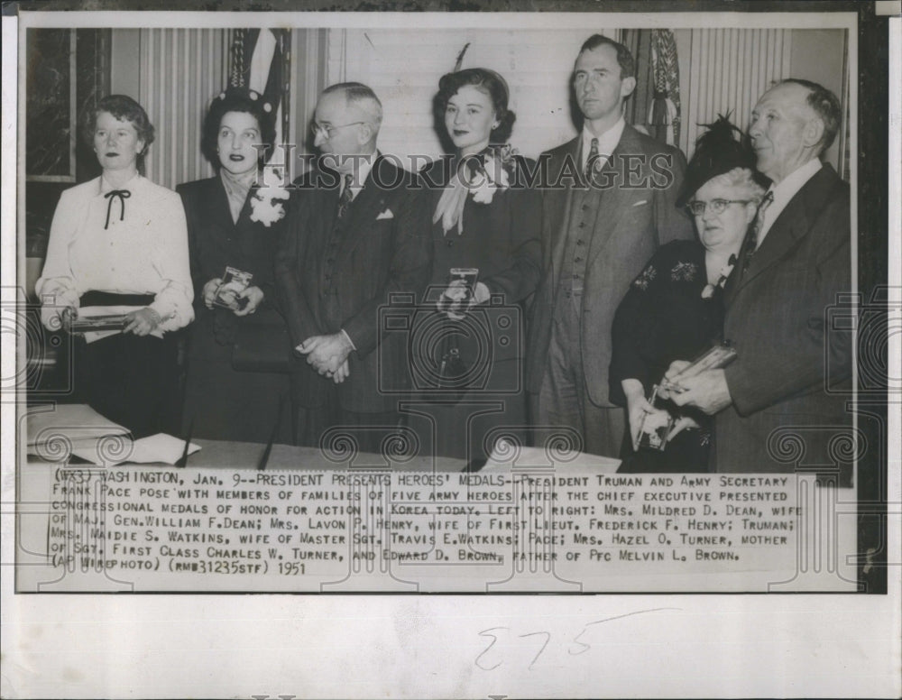 1951 Press Photo President Turman and army secretary Frank Pace pose with members of families in Kor - Historic Images