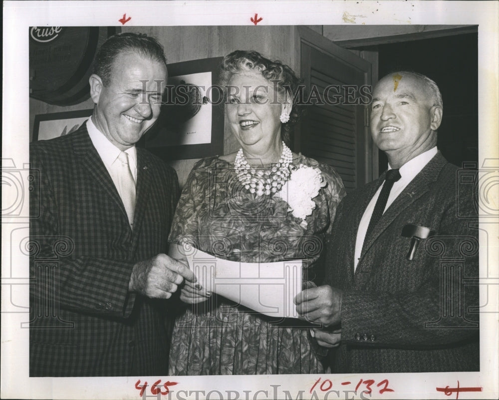 1963 Press Photo Mrs.Mildred Watkins gets award - Historic Images