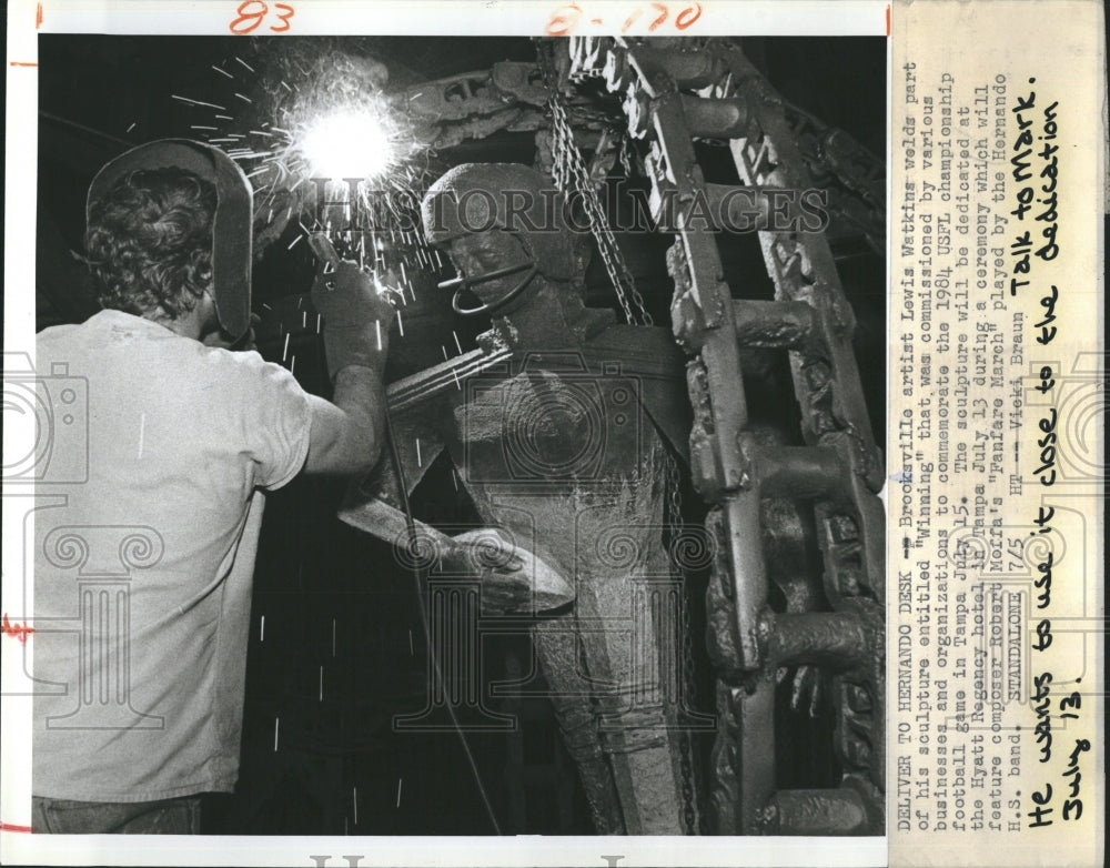 1984 Press Photo Lewis Watkins adds finishing touches to winning, his sculpture - Historic Images