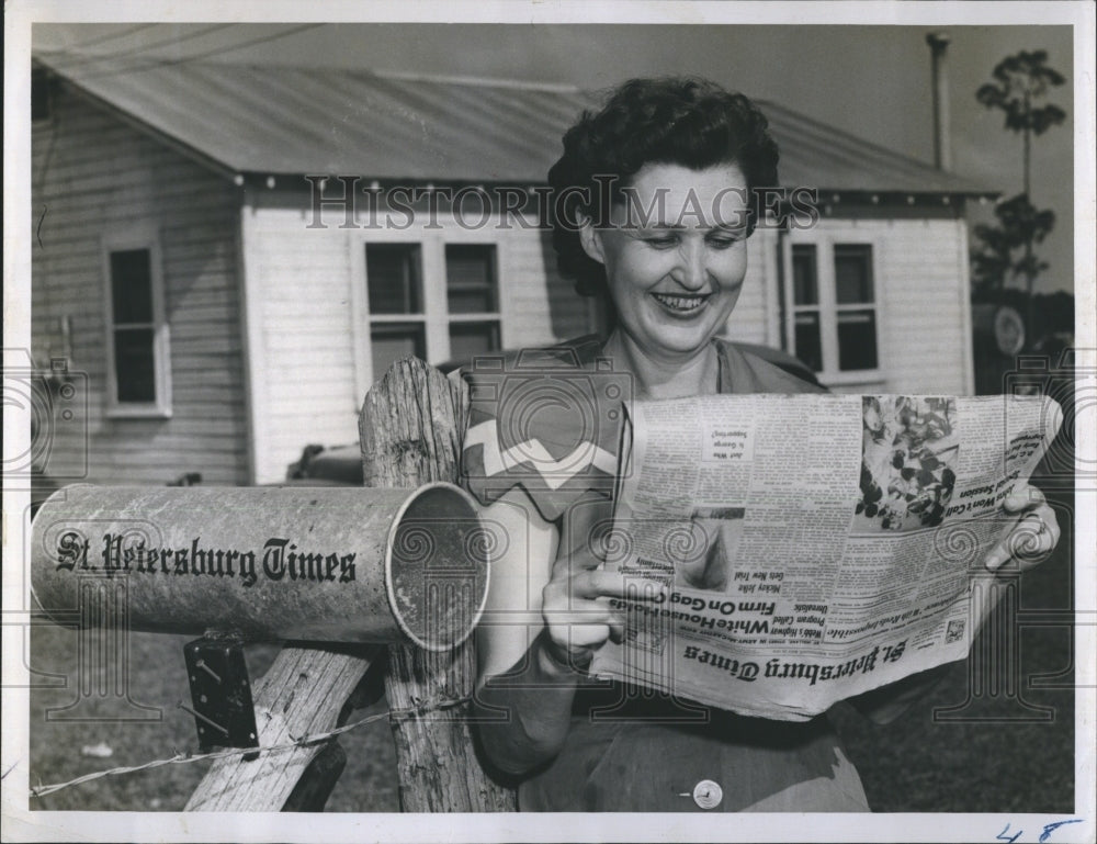 1954 Press Photo Look Rural Live Mrs. J. W. Watkins Reading Paper St. Petersburg - Historic Images