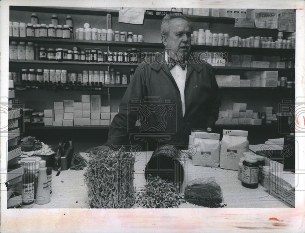 1970 Press Photo Gil Watkins Displays Mung Bean Sprouts He Grows Kitchen - Historic Images