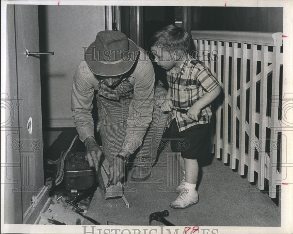 1965 Press Photo Two-Year-Old Clay Watkins Governor&#39;s Grandson Helps Repairs - Historic Images