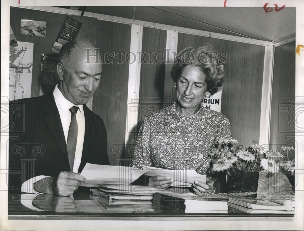 1962 Press Photo Director Duncan Wathen and Frances Hoffman Examine Mail - Historic Images