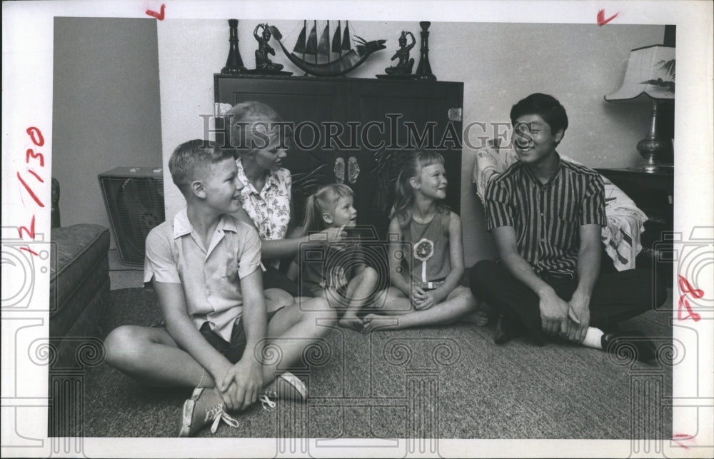 1968 Press Photo Watford Family Enjoys Company of Foreigner Yoichi Kamimura - Historic Images