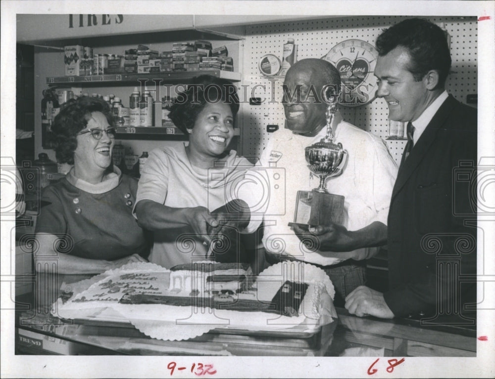 1967 Press Photo Willie &quot;Bill&quot; Waters Celebrates 30 Years of Servicing Autos - Historic Images