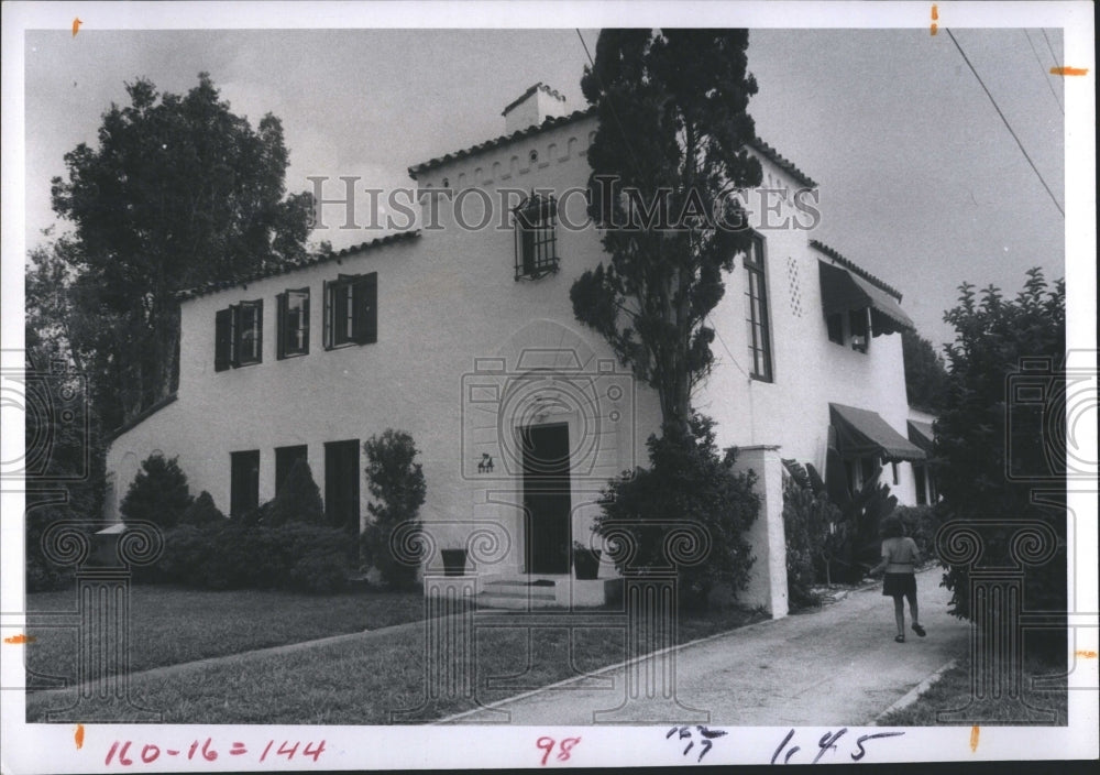 1971 Press Photo William E. Waters Restores Home to Original Look - Historic Images