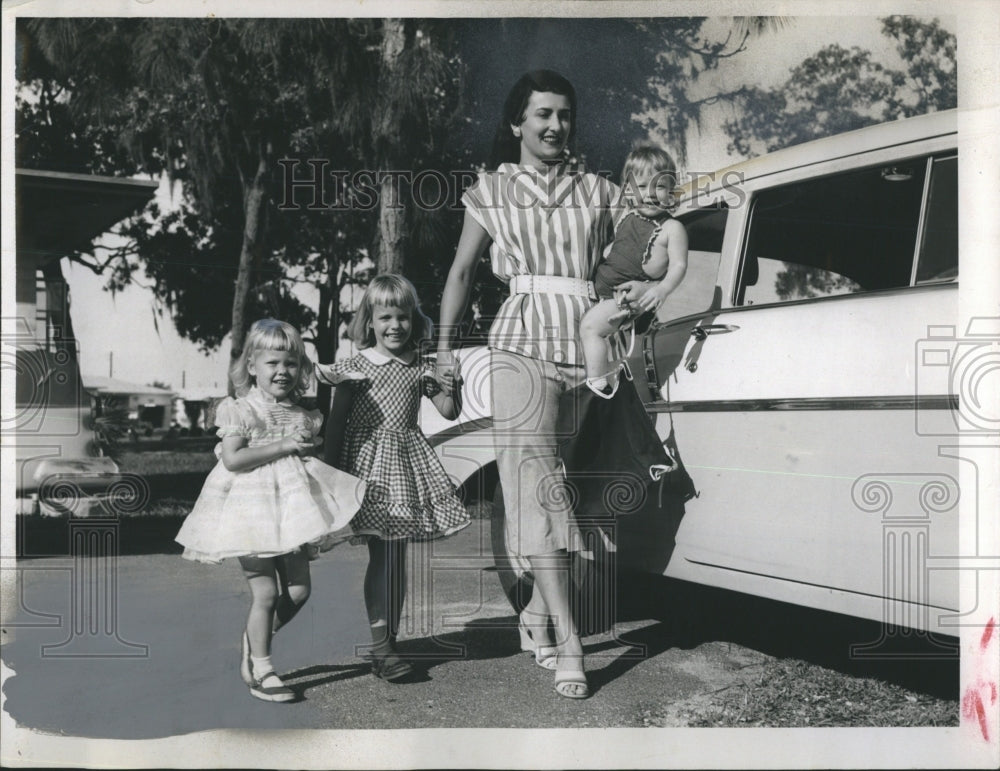 Press Photo Mrs. W. A. Waters, Kristen, Cynthia, and Lynn - RSH13295 - Historic Images