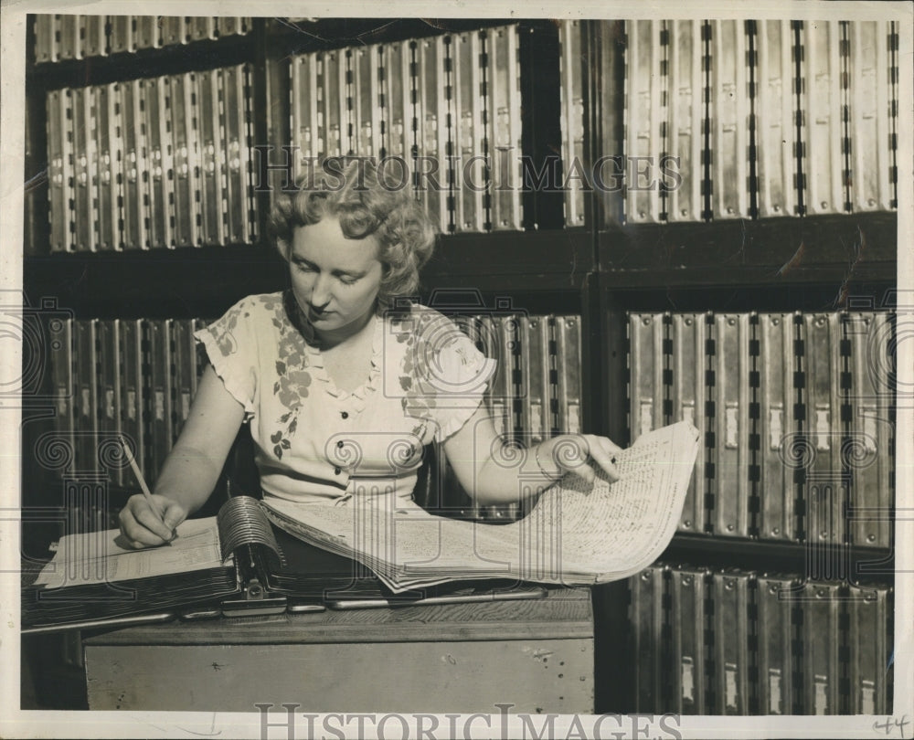 1949 Press Photo Mrs. Irvine Weaver Transfers Names to New Card File System - Historic Images