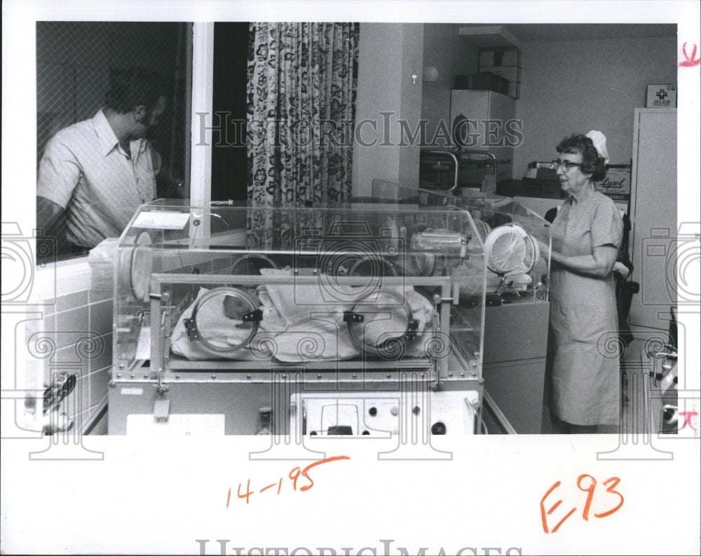 1978 Press Photo Nurse Mrs. Helen Weaver Shows Father His New Baby - Historic Images