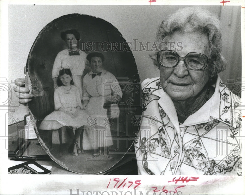 1985 Press Photo Mrs. Gladys Rose Weaver Becomes US Citizen At Age 80 - Historic Images