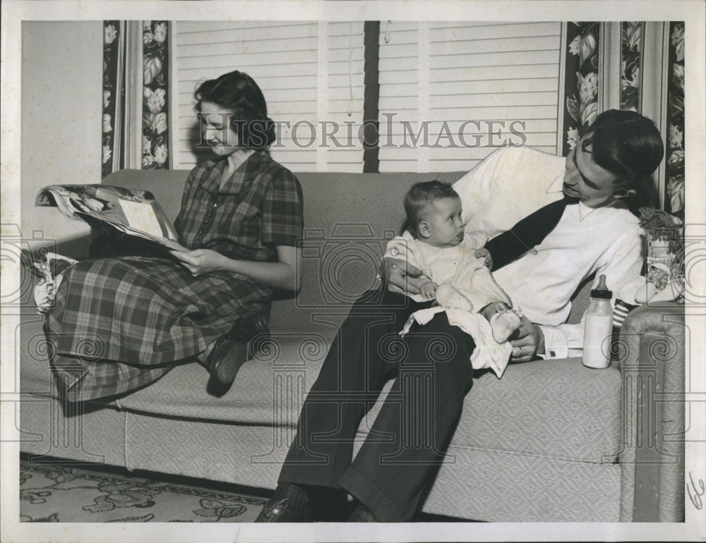 1951 Press Photo Pictured are Mr. and Mrs. David Weaver Jr. and Karen. - Historic Images