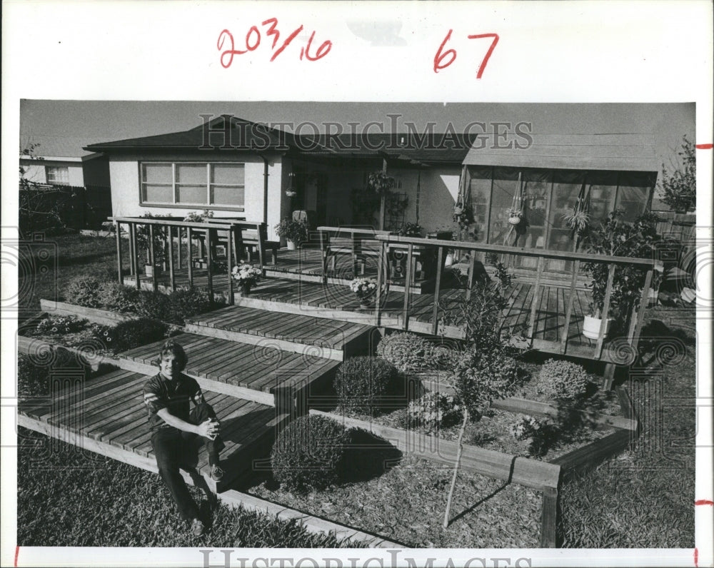 1985 Press Photo Chuck Weaver build a multi-level patio deck. - Historic Images