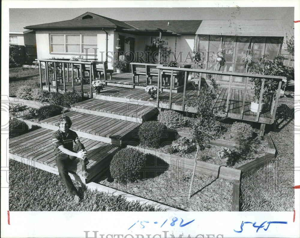 1985 Press Photo Chuck Weaver builds a multi-level deck on his sloping yard. - Historic Images