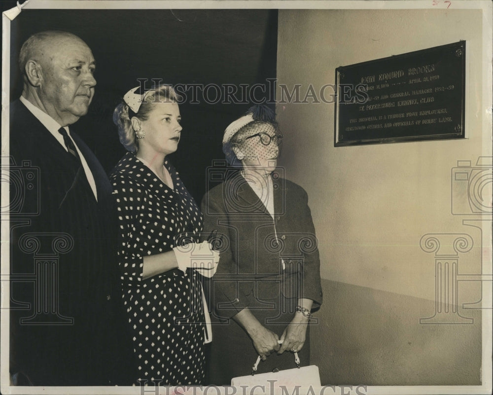 1960 Press Photo Plaque Honoring John Brooks, President Of Kennel Club, Unveiled - Historic Images