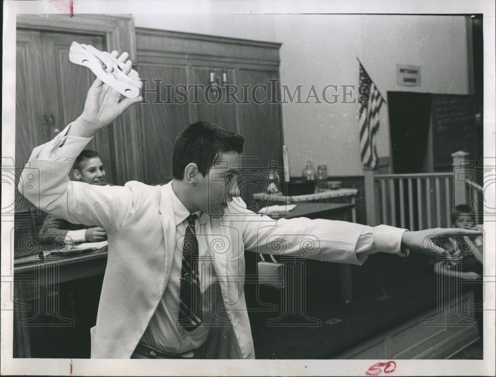 Press Photo Auction Boy Student Tie Suit - Historic Images