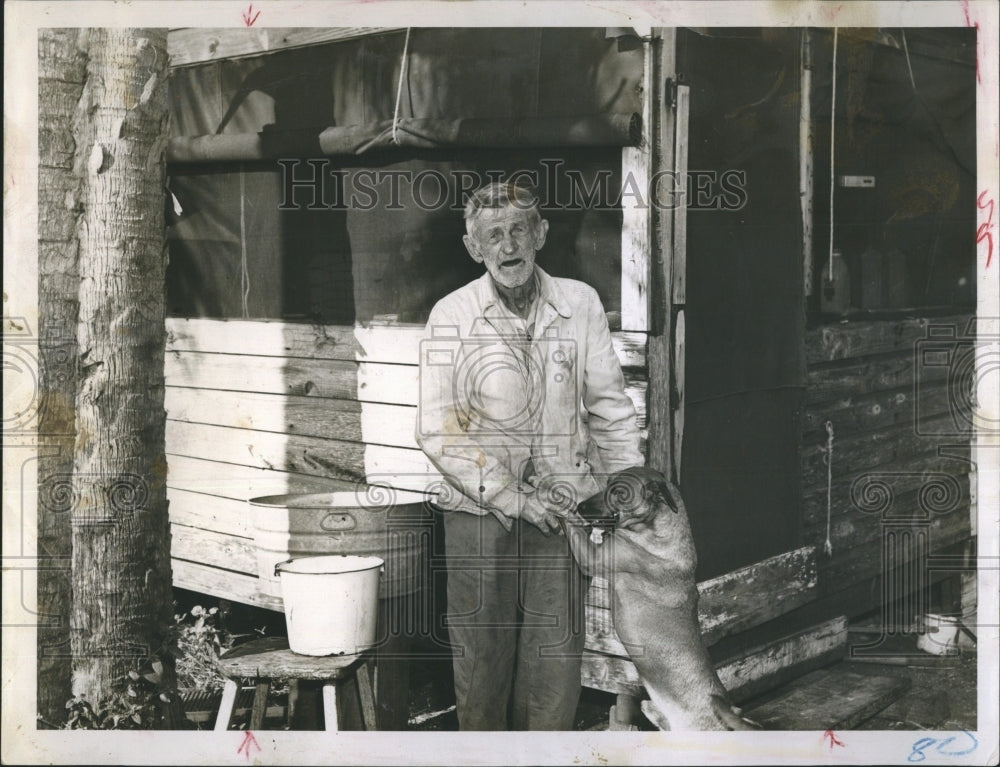 1953 Press Photo Elisha Weathers Maximo Point Shack Dog Older Man - RSH13343 - Historic Images