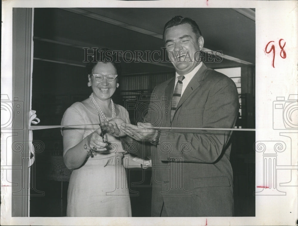 1961 Press Photo Mayor Robert Weatherly Clearwater Ribbon Cutting Library - Historic Images