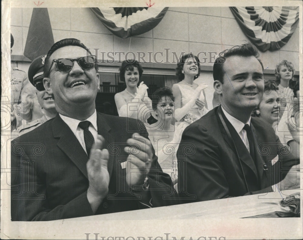 Press Photo Mayor Robert Weatherly Clearwater Florida Clapping - Historic Images