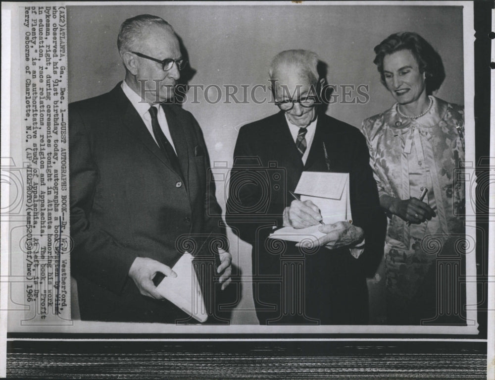 1966 Press Photo Dr. Weatherford Wilma Dykeman Dr. Terry Osborne Book Autograph - Historic Images