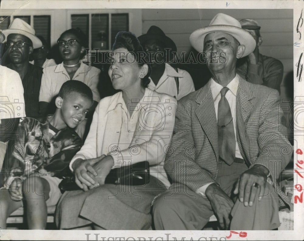 1952 Press Photo Edward McRae Child Paul Couple Crowd Hat Suit - Historic Images