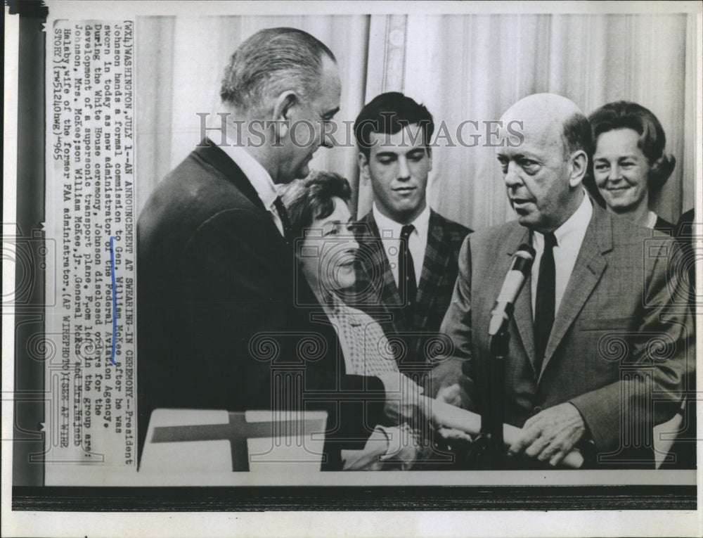 1965 Press Photo President Lyndon B. Johnson General William McKee - Historic Images