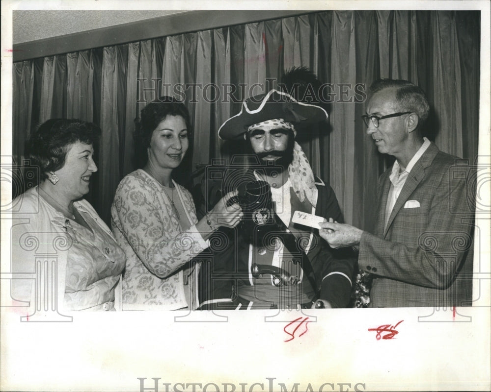 1965 Press Photo Ed McKee Long John Silver Mug Shirley Marilyn Schneider - Historic Images