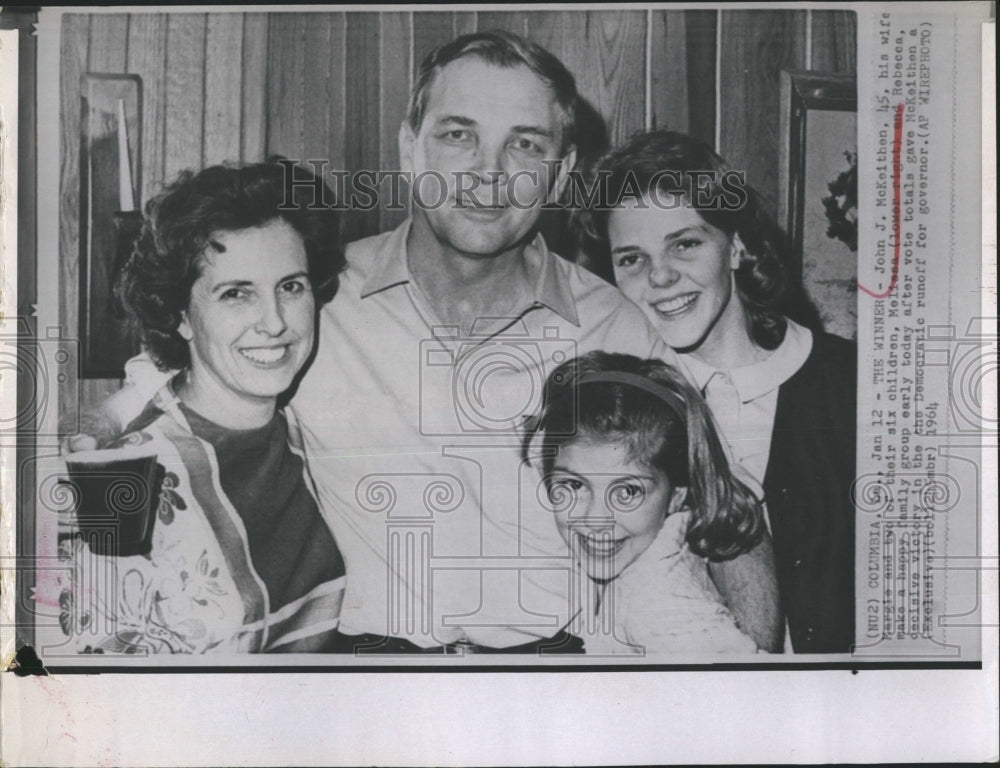 1964 Press Photo John J. McKeithen is pictured with his wife and two children. - Historic Images