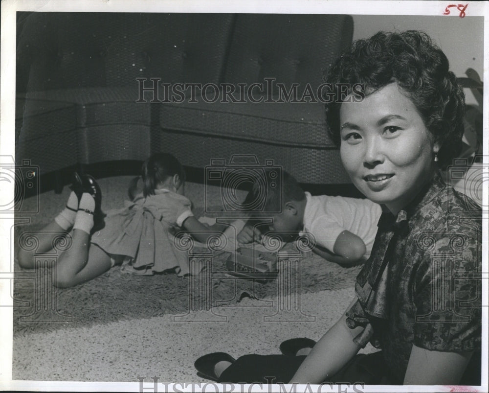 1959 Press Photo Pictured is Mrs. Toshiko McKeever and her children. - Historic Images