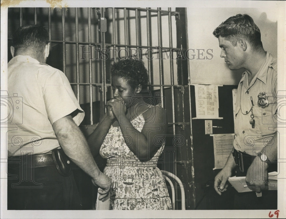 1957 Press Photo Edna Ferguson Cell City Jail Patrolmen Dwight Bolender Keith - Historic Images