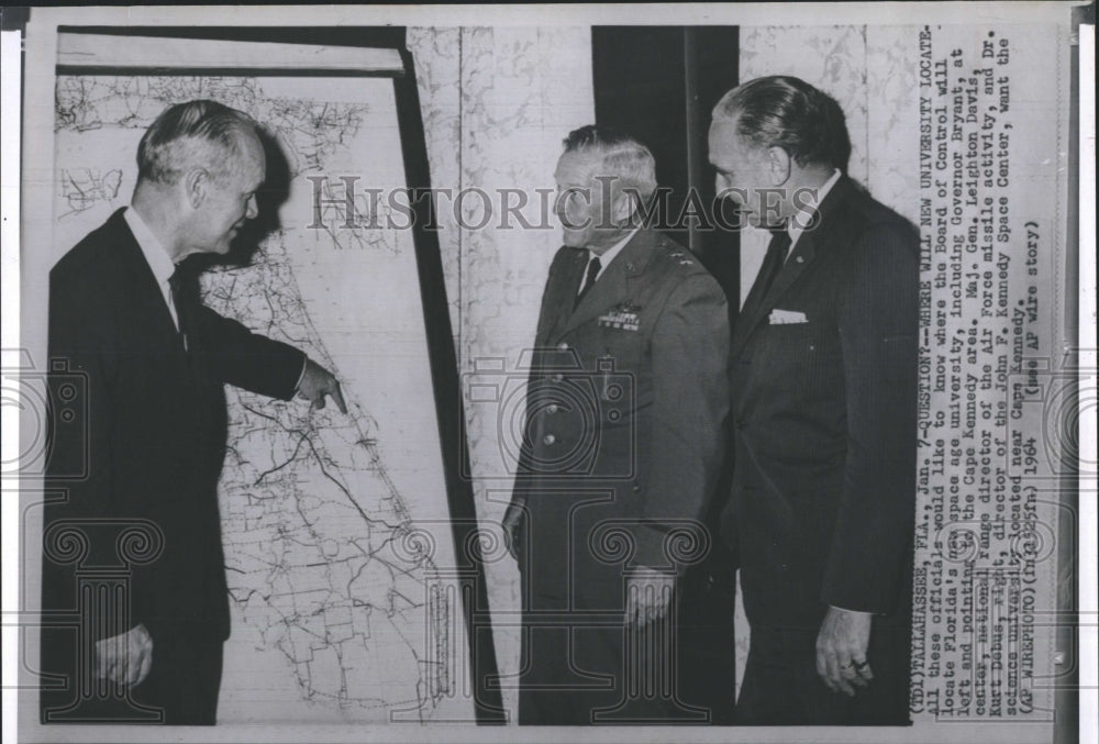 1964 Press Photo Governor C. Farris Bryant Major General Leighton Davis - Historic Images