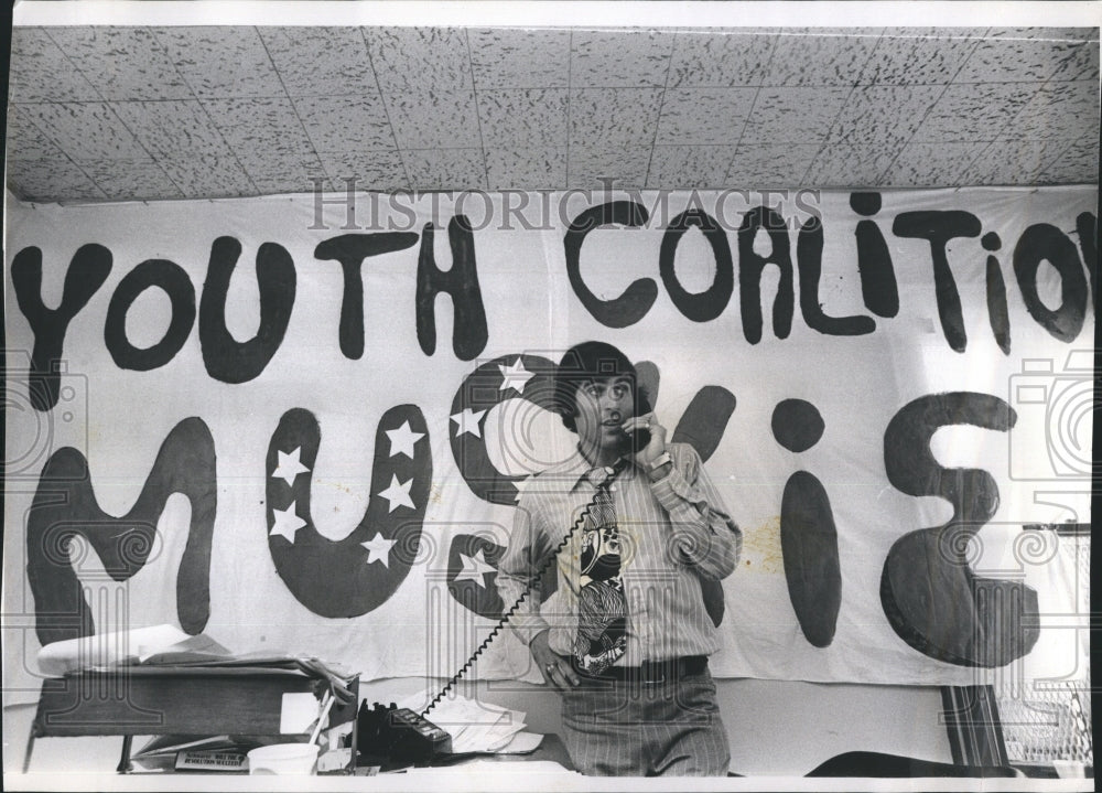 1972 Press Photo Lanny Davie Telephone Call Muskie Coalition for Youth - Historic Images