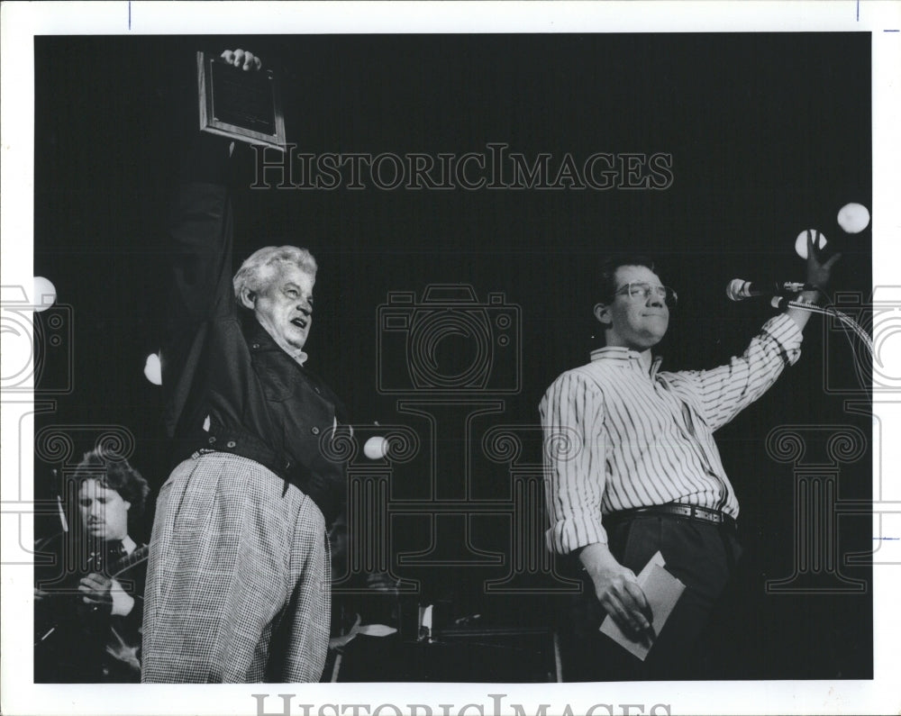 1988 Press Photo Maynard Ferguson holds up a Plaque that was given to him - Historic Images