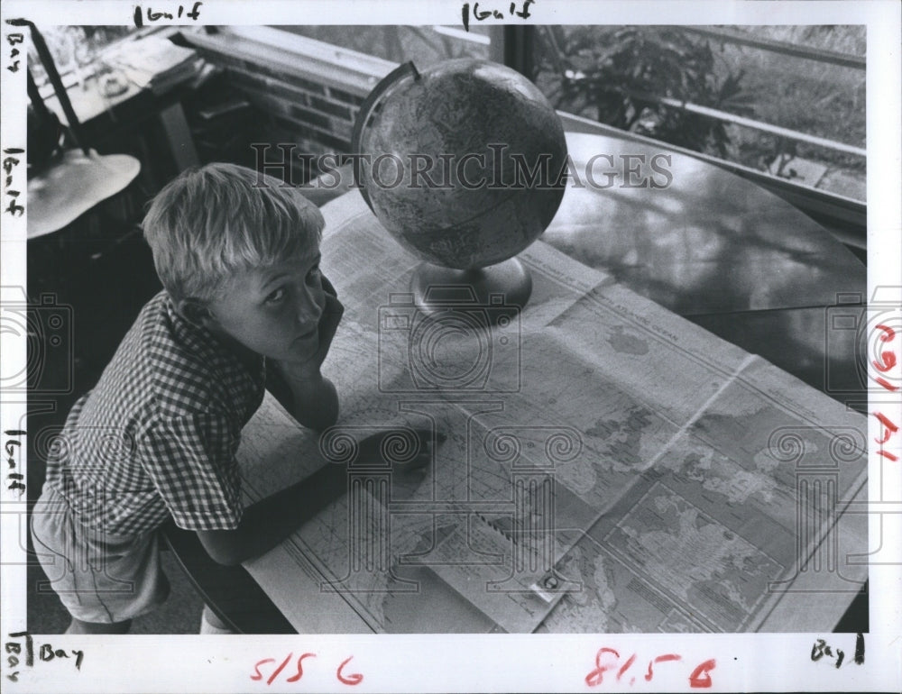 1980 Press Photo Improbable Odds Boy Receives Reply Bottle Letter Atlantic - Historic Images