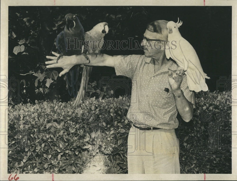 1959 Press Photo Carrol Moulton Veterinarian. - Historic Images