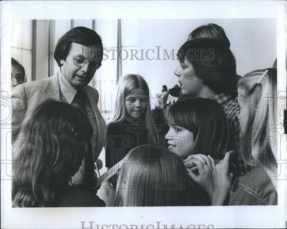 Press Photo Bill Moyers with the talented students - RSH13565 - Historic Images