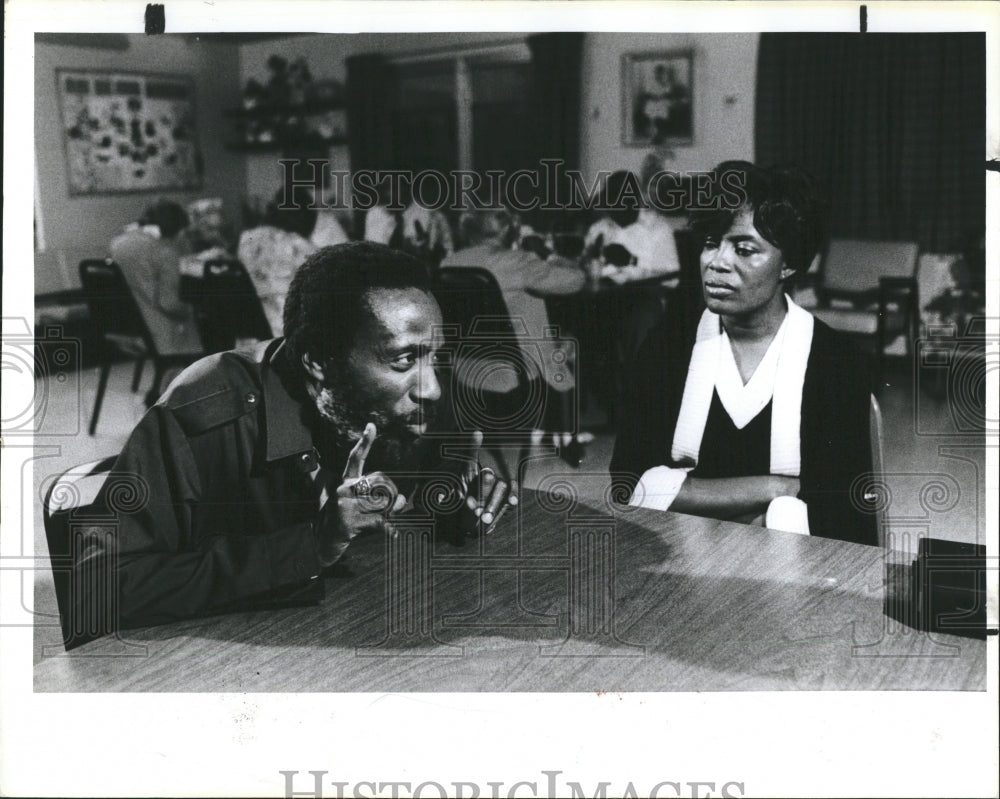 1981 Press Photo Dick Gregory Comedian Victoria Martin Gaskin Administrator Of - Historic Images