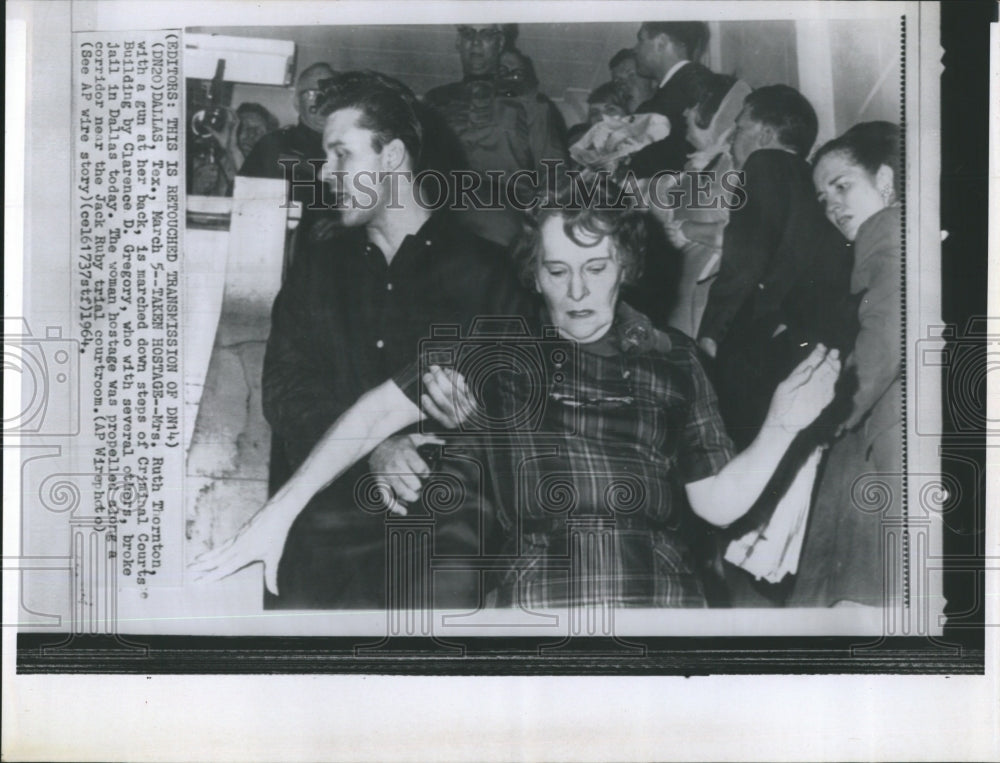 1964 Press Photo Mrs. Ruth Thornton Gun At Her Back Marched Down Steps Criminal - Historic Images