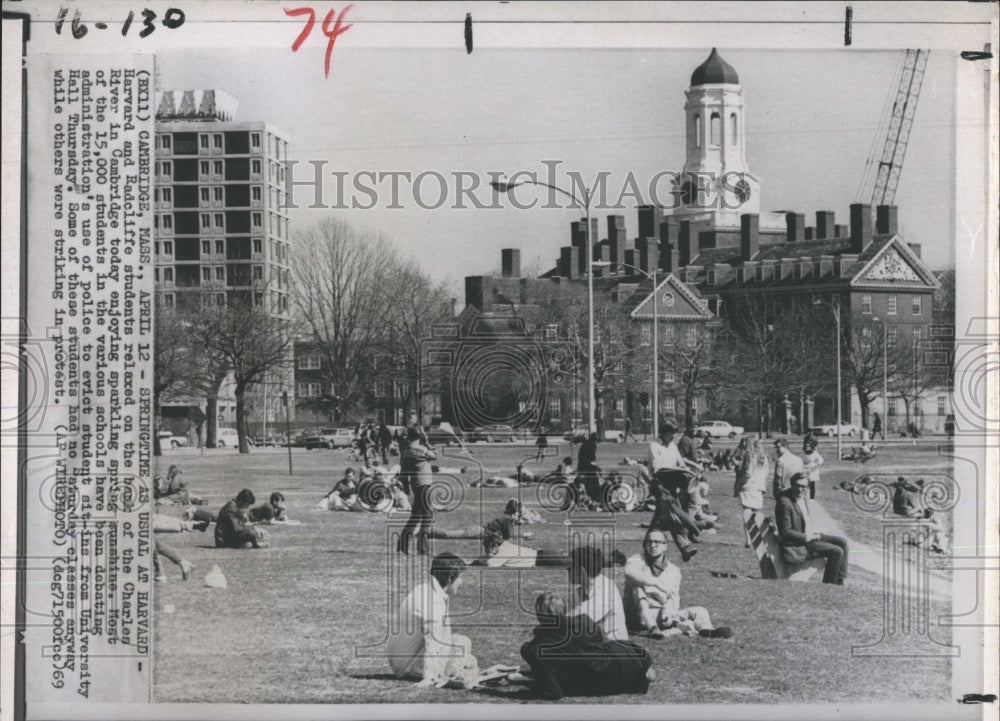 1977 Press Photo Harvard Student Relax on the ground. - RSH13721 - Historic Images