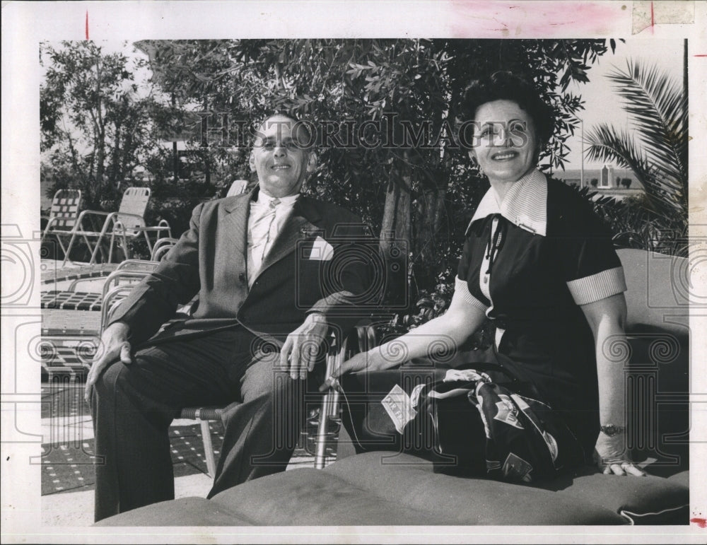 1958 Press Photo Alvin Delvalle Consul General Panama Sister Vera Skyway Motel - Historic Images