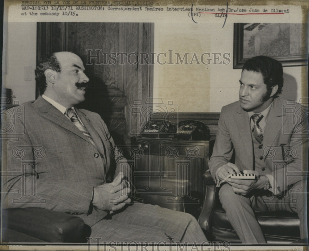 1971 Press Photo Correspondent Ramirez interviews Mexican Ambassador - Historic Images