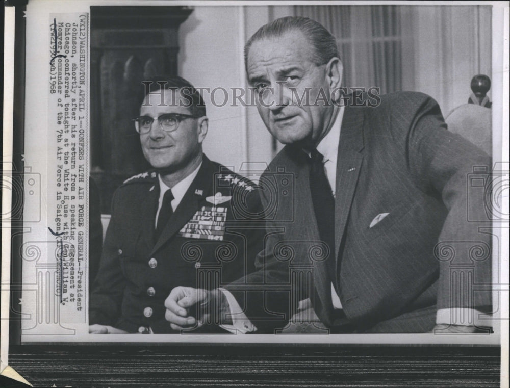 1968 Press Photo President Johnson with Gen.William Momyer at the White House. - Historic Images