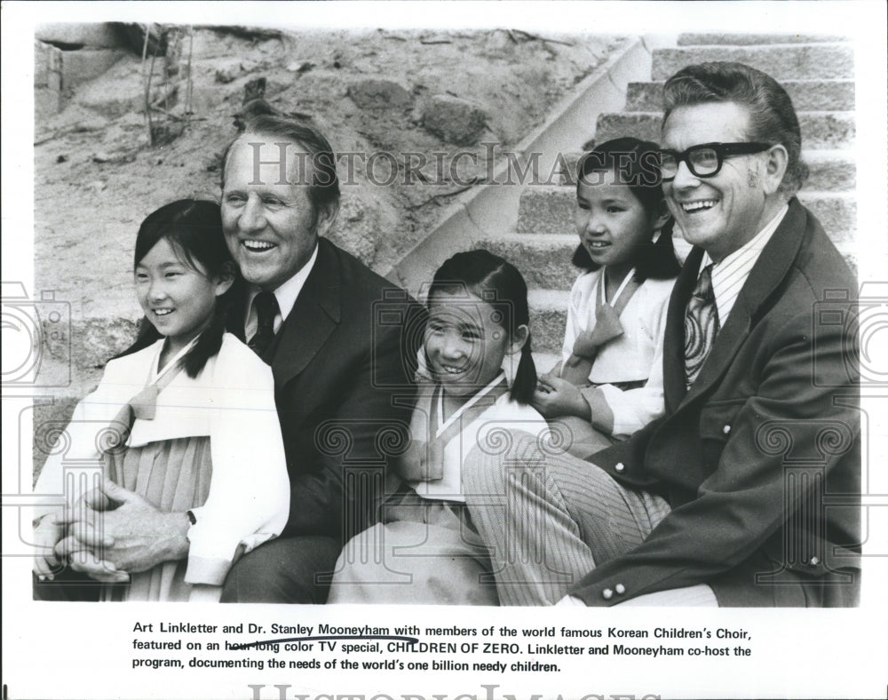 1973 Press Photo Dr.Stanley Mooneyham with members of Wolrd famous korean children's - Historic Images