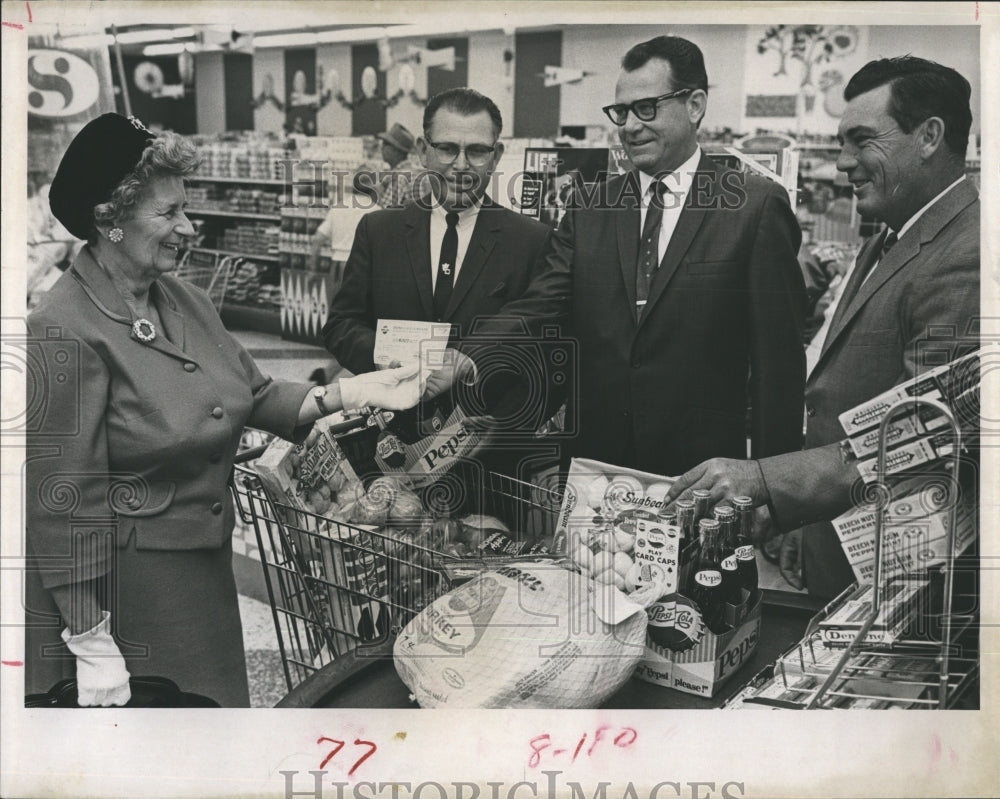 1966 Press Photo Mrs. Mooney a winner of pepsi cola contest - RSH13997 - Historic Images