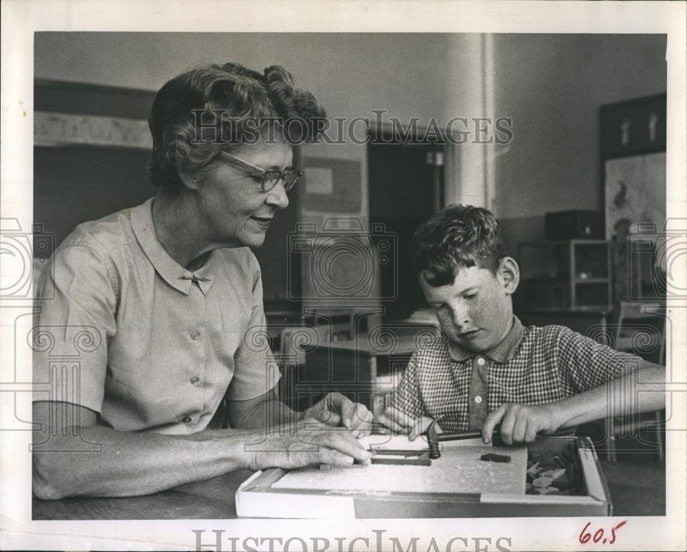 1962 Press Photo Jimmie Webster and Mrs. Louise Hayes shows in the picture. - Historic Images