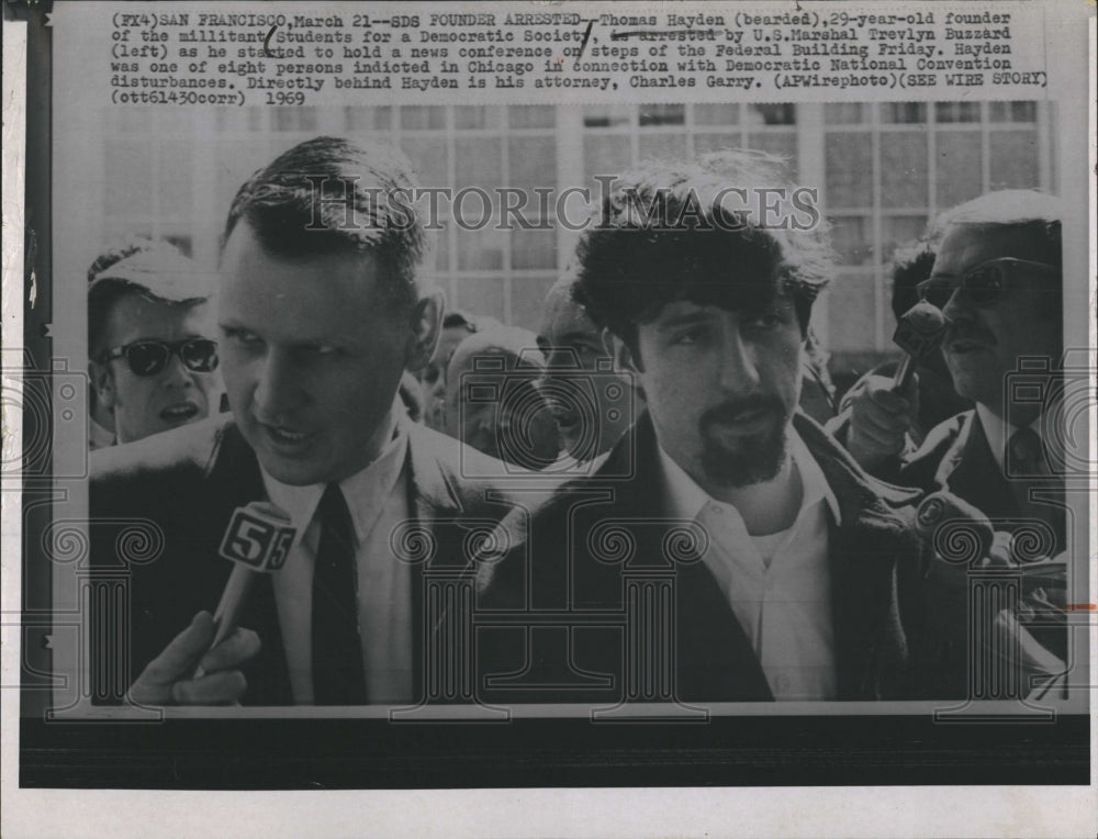 1988 Press Photo Thomas Hayden was arrested at the Federal Building. - Historic Images