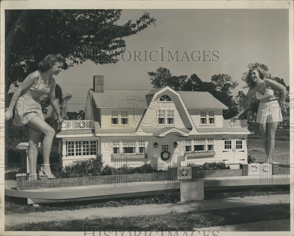 1948 Press Photo Marie Barry Janet Williams Models - Historic Images