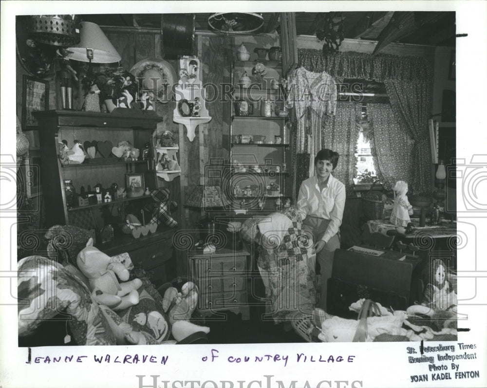 1985 Press Photo Jeanne Walraven Sells Antiques at Mini Mall - Historic Images