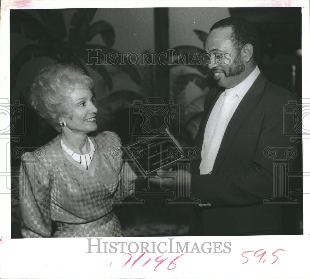 1986 Press Photo Dee Yonteck Presents Daisy Award Ervin Harris Musician - Historic Images