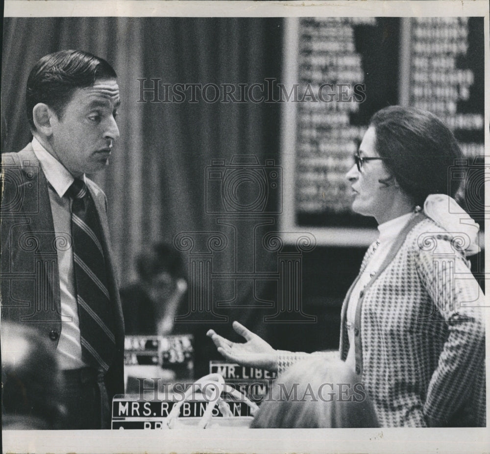 1971 Press Photo Marshall Harris and Mrs. Robinson, House floor. - Historic Images